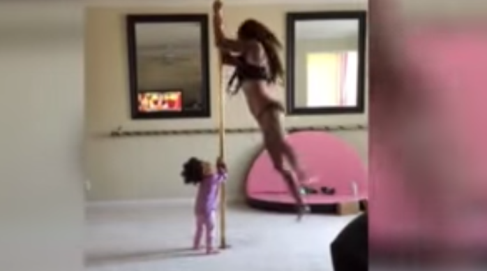 Polémica genera video de madre bailando en el caño con su bebé