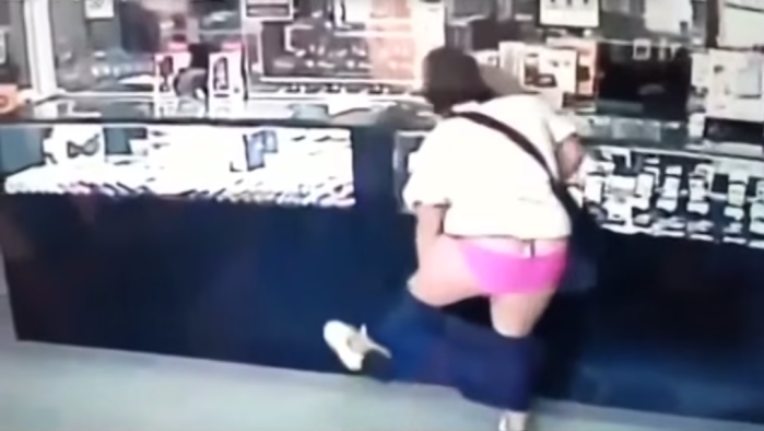 Ladrona sufre bochorno al momento de robar una joyería