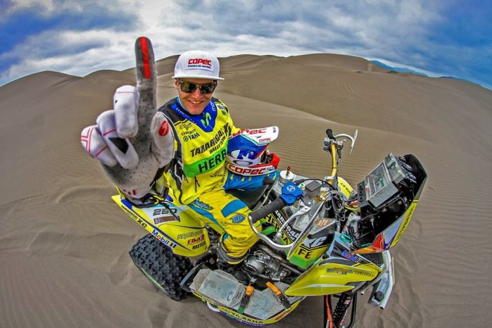 Dakar: Guapa masajista se encarga de la recuperación de campeón chileno