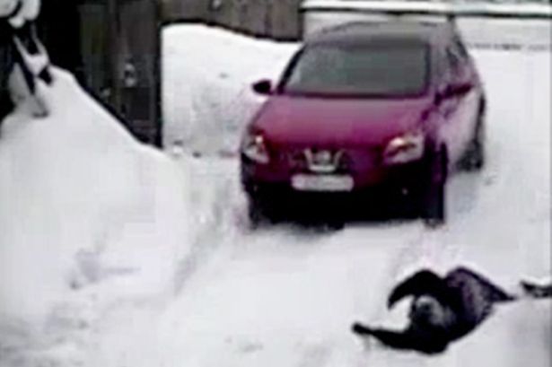 Impactante: Mujer rusa derriba y atropella a una abuela por rayarle el auto