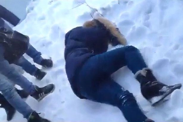 Conmoción en las redes sociales por crudo video de paliza a una escolar rusa