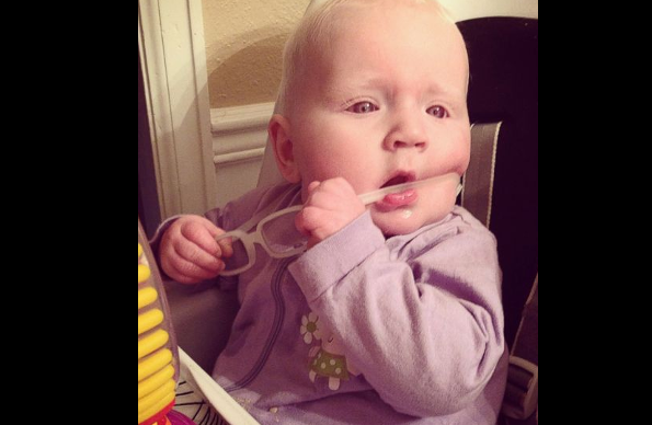 La tierna reacción de una bebé al ver a su madre por primera vez