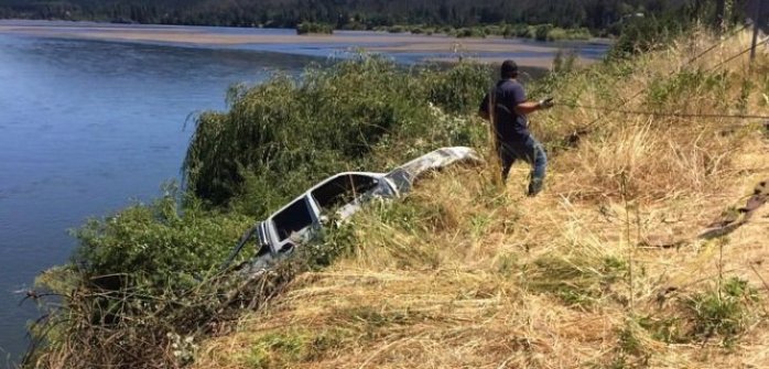 Retiran del río Bío-Bío camioneta de conductor fallecido que cayó al agua