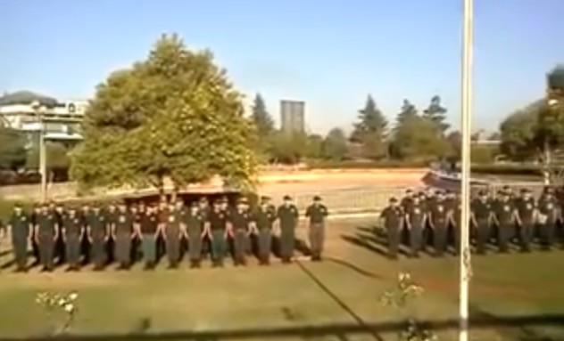 ‘¿Amaneció con la caña, mi cabo?’: Video se burla de desafinado izamiento de la bandera