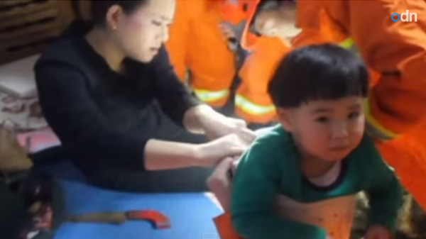 China: Liberan a niña de 2 años atrapada en una lavadora