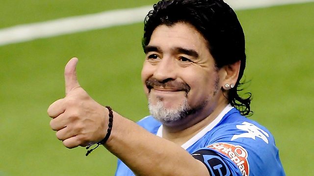 Revuelo provoca portada de revista española con Maradona vestido de mujer