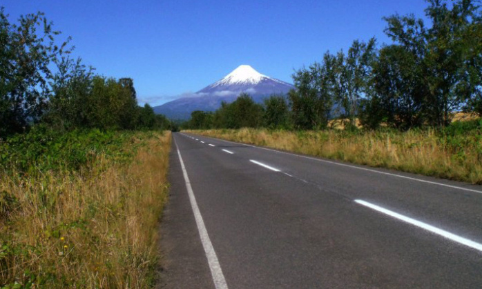 Choferes de microbuses protagonizan violenta pelea en plena carretera