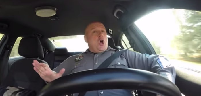 Furor en redes provoca policía que canta y baila al ritmo de Taylor Swift