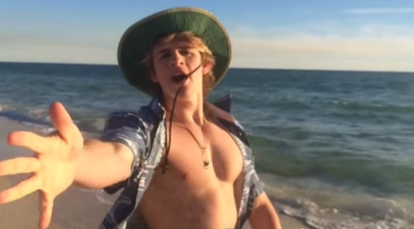 Osado escolar invita a Selena Gómez  a su graduación con divertido video