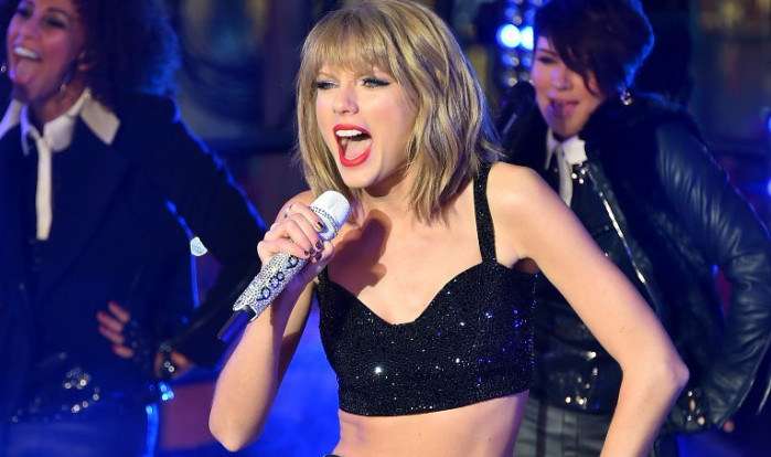 Taylor Swift sufre fea caída en escalera luego de su show de 'Año Nuevo'