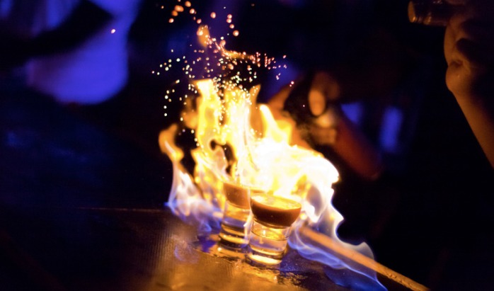 Peligrosa forma de beber vodka provoca que hombre se incendie