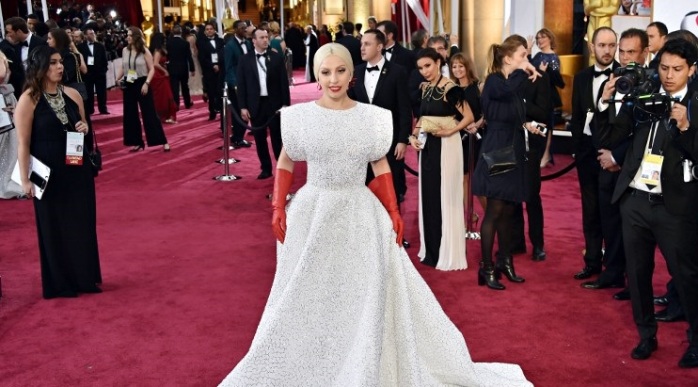 Premios Oscar: Tuiteros destrozaron el look de Lady Gaga con ola de memes