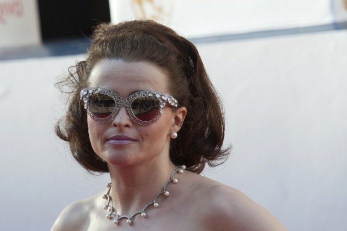 Extraño destape de famosa actriz inglesa: Posó desnuda junto a un atún gigante