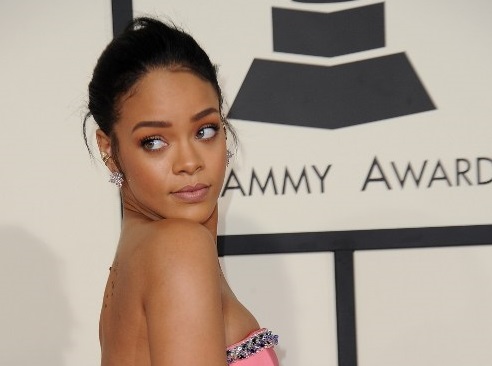Ola de memes por cuestionado vestido rosa de Rihanna en los Grammy