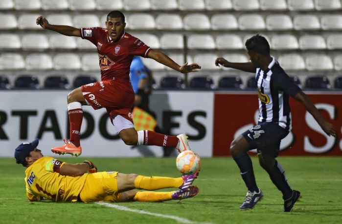 Jugador de Alianza Lima agrede a hincha que lo encaró tras dura derrota