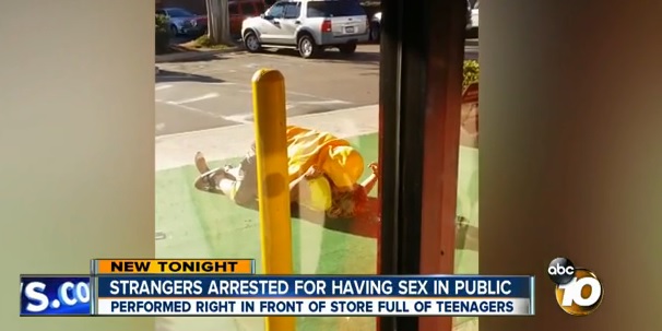 EEUU: Adolescentes pillaron a pareja teniendo sexo en plena calle mientras compraban