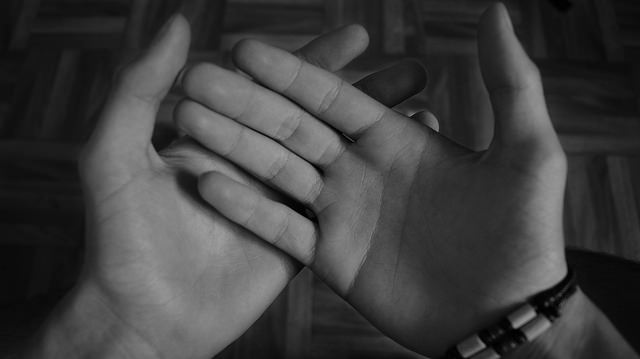 ¡Atención infieles!: El largo de uno de sus dedos podría delatarlos