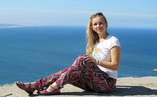 Joven rusa murió electrocutada por revisar su celular mientras se bañaba