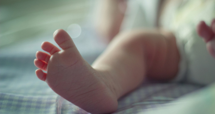 Chillán: Pareja abandonó a bebé de 4 meses en un auto para salir a beber