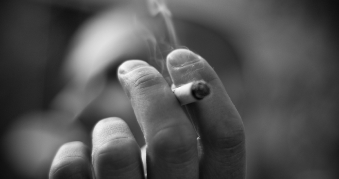 Joven madre fue detenida por apagar cigarro en la cara de periodista en Australia