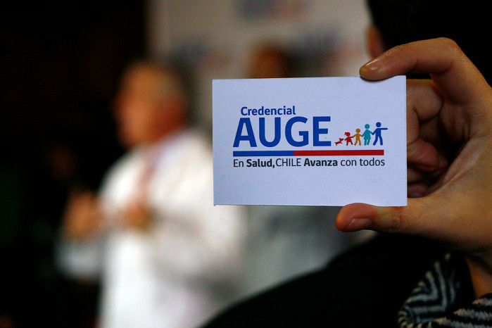 Miles de casos AUGE siguen sin atención en la salud pública y aumentan plazos de espera