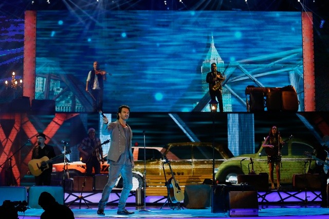 Farandulera reaparece mostrando su guatita en segunda noche del Festival