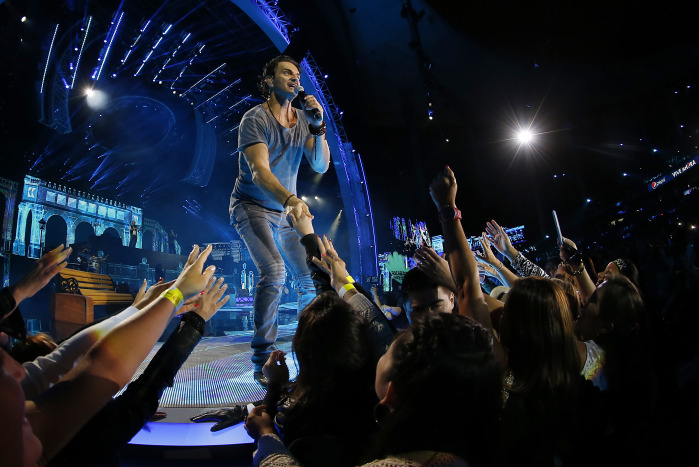 Fanática se sube al escenario y Arjona le dedica romántica canción