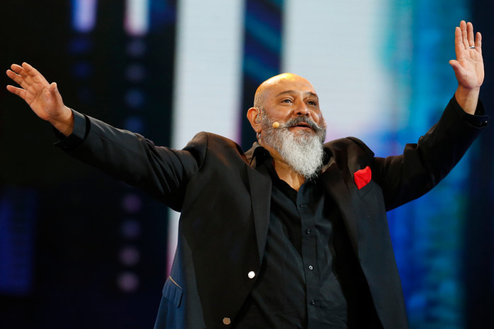 El obsceno gesto que le censuraron a León Murillo en plena presentación