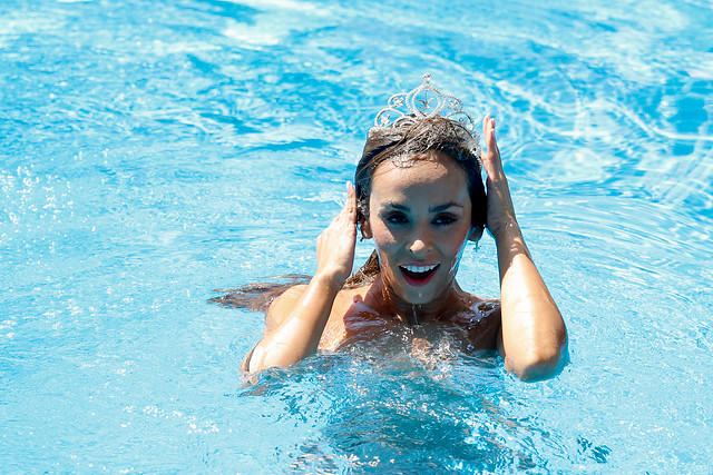 Mira lo que hizo la señora que se metió a la piscina después de Jhendelyn