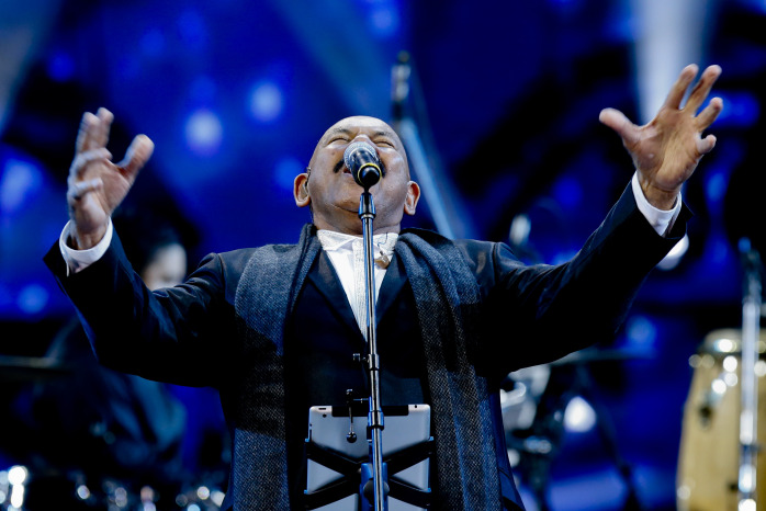 Oscar D'León deja el escenario en pleno show para participar con el jurado