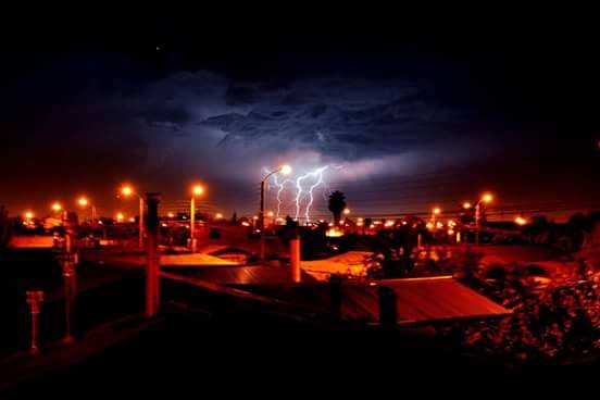 Región del Bío Bío: Tormenta eléctrica se tomó el cielo nocturno