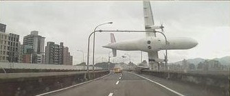 ¡Impactante!: Avión se estrella contra un puente y cae a un río en Taipéi