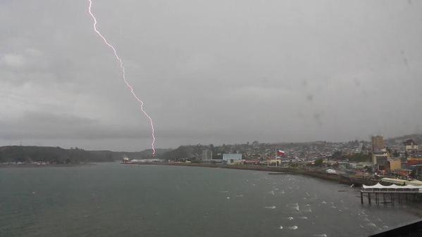 Puerto Montt: Joven grabó instante en que un rayo impactó central eléctrica