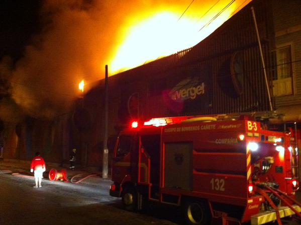 Incendio destruyó supermercado, confitería y terminal de buses de Cañete