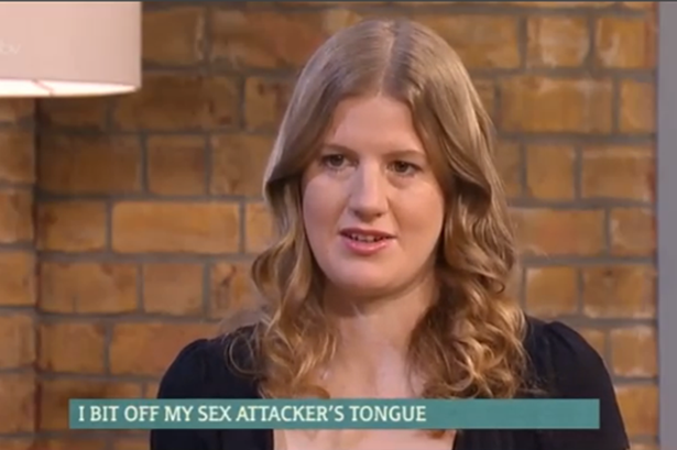 Inglesa le cortó la lengua con los dientes a atacante sexual: Se la entregó a la policía