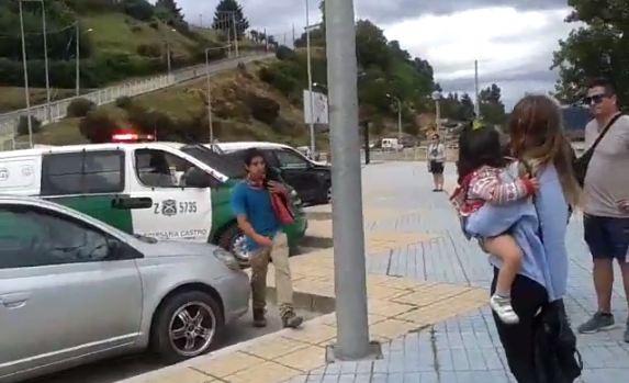 Indignante: Carabineros detienen a artesana y dejan a su hija llorando en la calle
