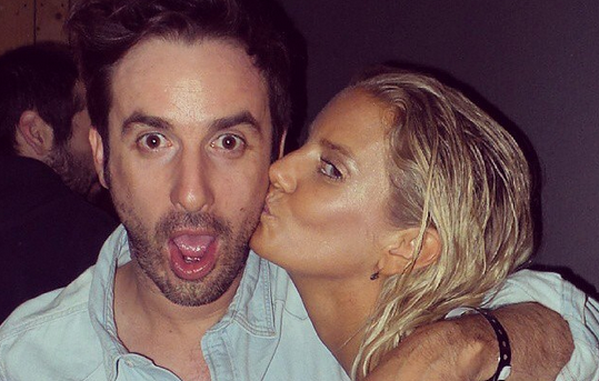 La alocada “boda” de Javi Acevedo: Se disfrazó de Gatúbela y la casó Elvis