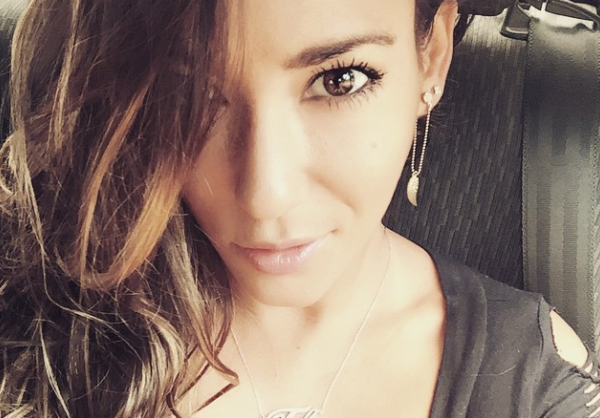 Tapan en críticas a conejita Playboy por foto de su trasero sin retoques: Así respondió