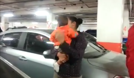 Indignación por pareja que dejó solo en el auto a bebé de 7 meses para ir a comprar