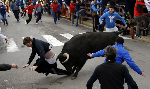 Las impactantes fotos del ataque de toro a joven 'gringo' en corrida española
