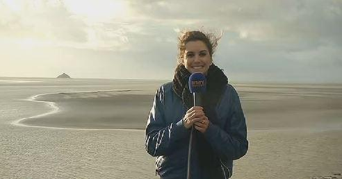 Bella periodista francesa quiso reportear una ola y acabó siendo arrastrada por ella