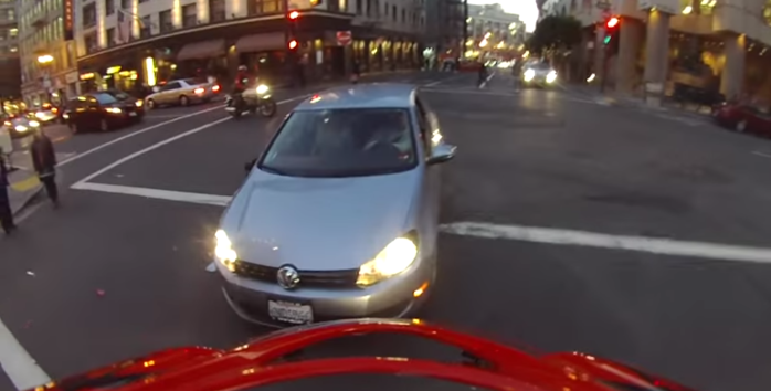 Motociclista giró en el aire y cayó de pie tras ser colisionado por un auto