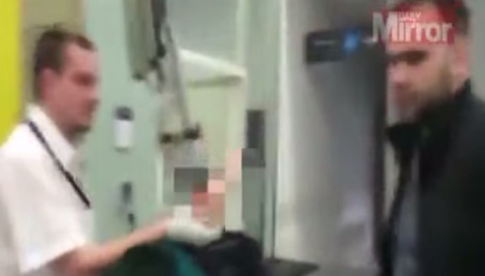 “Buenos” amigos y el juguete sexual para avergonzar a otro en un aeropuerto