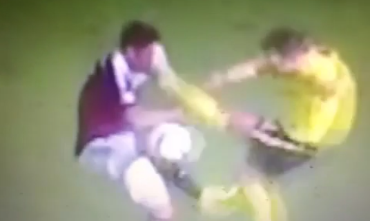 Jugador queda muy herido después de recibir patada criminal en la cara