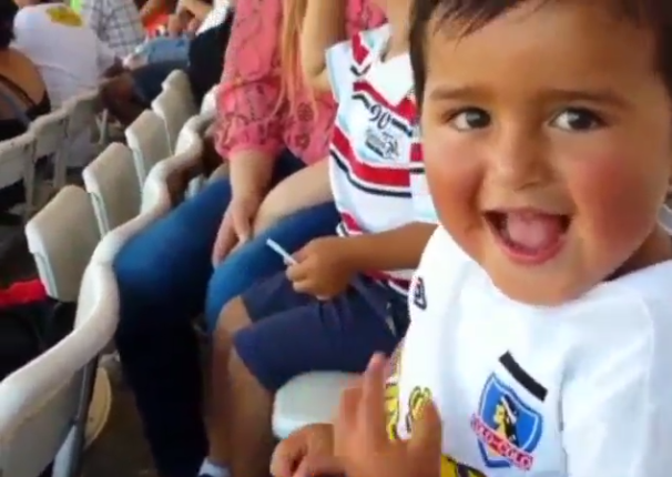 Así apoya desde la tribuna el pequeño 'chupetito' Suazo a su papá