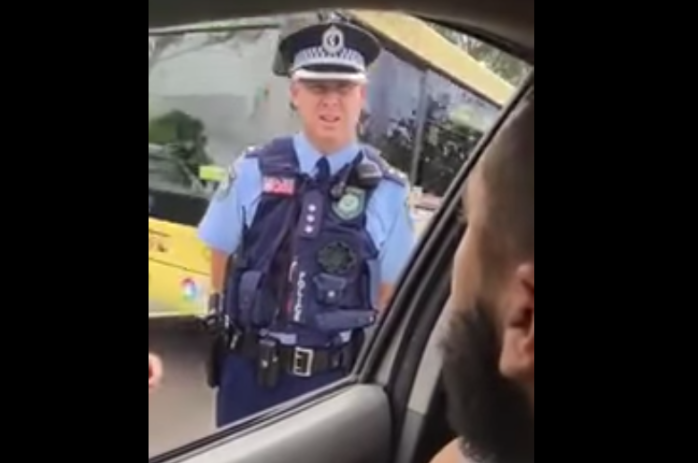 Joven enfrenta a policía que hablaba por celular mientras manejaba en Australia