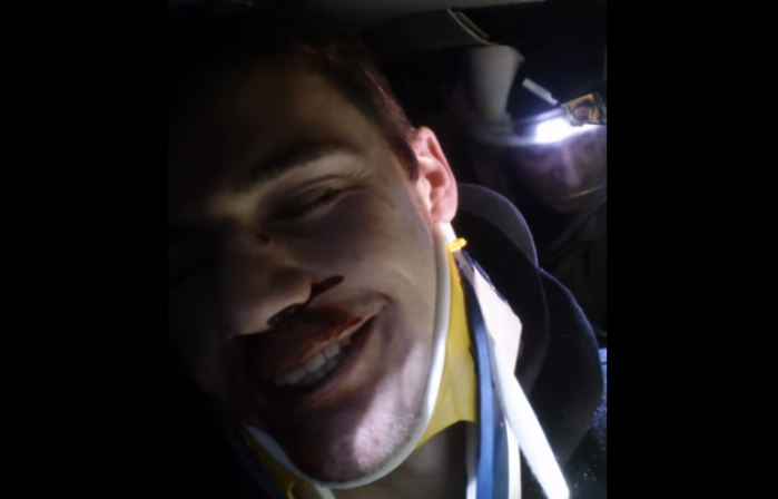 Despreocupado: Joven se graba mientras lo rescatan en accidente de tránsito en Canadá