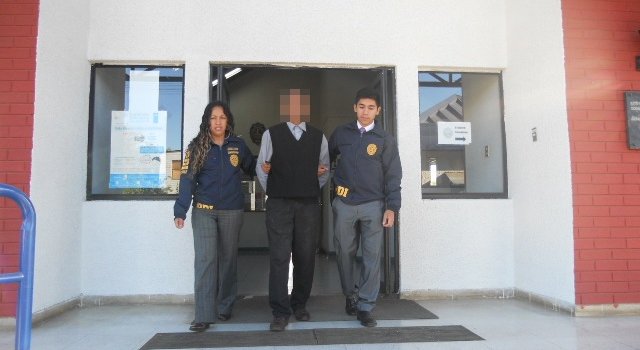 Detienen a hombre que fue sorprendido golpeando a perro: lo tenía colgado de árbol