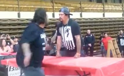 Esto pasa cuando 2 hombres fuertes compiten en un concurso de cachetadas