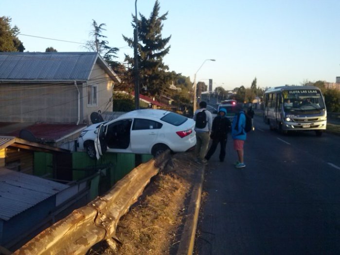 Vehículo queda sobre una vivienda tras accidente en Concepción